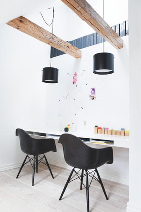 La casa de la arquitecta danesa Anne Boysen Lorenzen sillón Cisne y sillas 7 de Arne Jacobsen sillas de los Eames muebles de diseño nordico danes lámpara AJ arne jacobsen estilo nórdico danes estanterías montana diseño y decoración interiores nórdicos casas de arquitectos inspiración casa de diseño danes americano decoración blog decoración nórdica