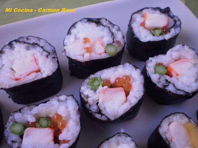 MAKI SUSHI DE ESPARRAGOS, HUEVAS DE SALMON Y SURIMI (PALITOS DE CANGREJO)