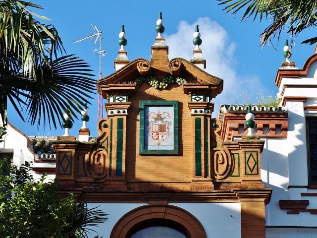 Un escudo heráldico en Villa Adelaida.