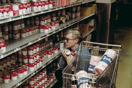 Andy Warhol haciendo la compra en 1965