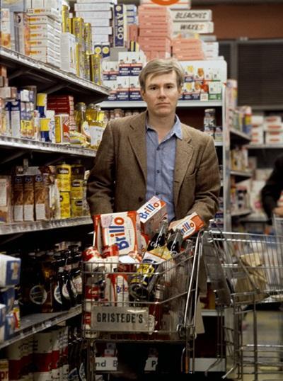 Andy Warhol haciendo la compra en 1965