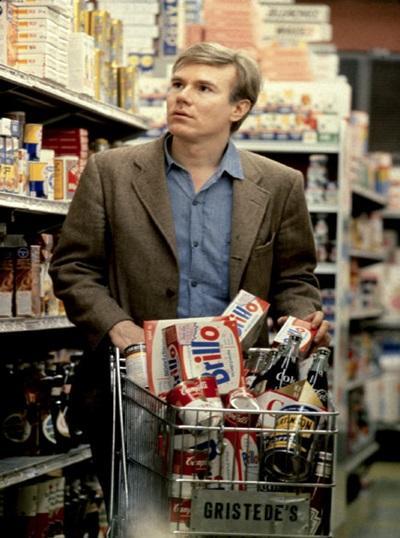 Andy Warhol haciendo la compra en 1965