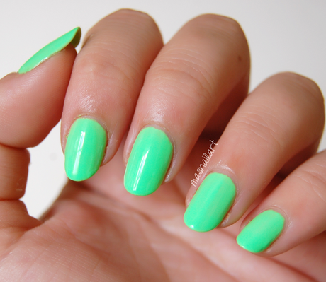 Review: Esmalte verde lima pastel neón 49 Flormar - Supershine.