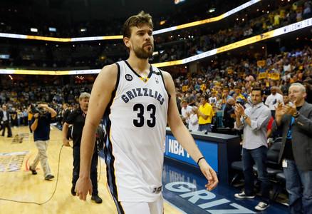 Marc Gasol abandona la cancha tras perder el partido contra los Spurs de San Antonio, el lunes en Memphis.