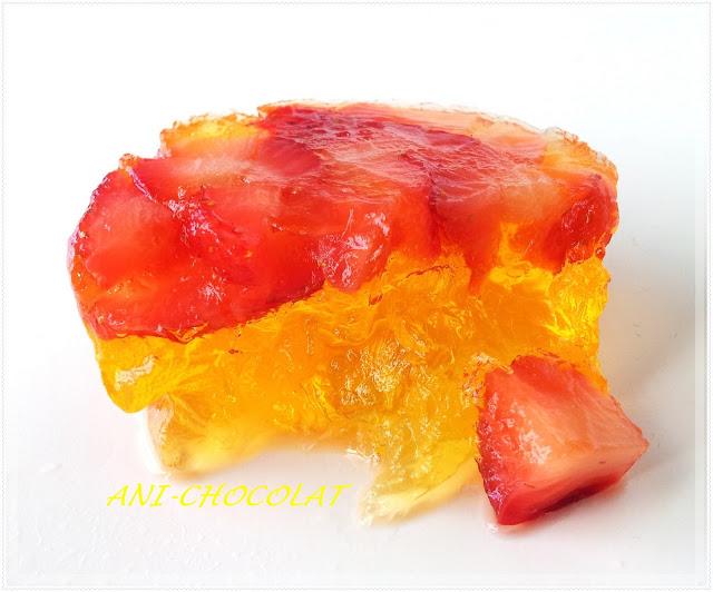 Gelatina de limón con fresas naturales