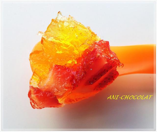 Gelatina de limón con fresas naturales