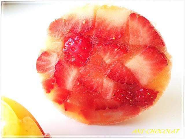 Gelatina de limón con fresas naturales