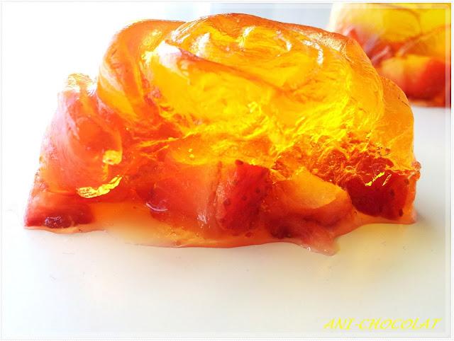 Gelatina de limón con fresas naturales