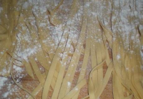 TAGLIATELLE FATTE IN CASA / tallarines preparados con pasta fresca hecha en casa/