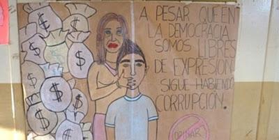 Sobre un dibujo de Cristina con bolsas de guita en una escuela de Misiones