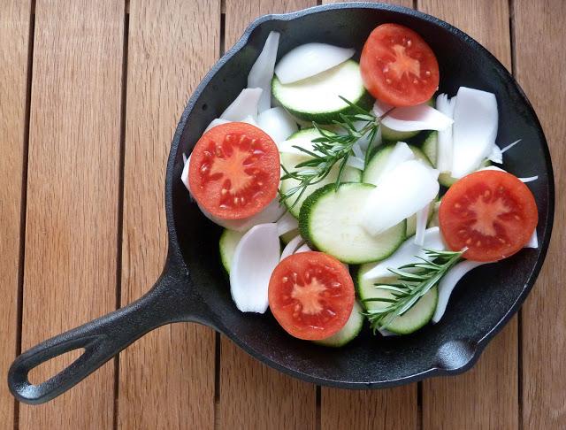 Verduras al horno en sartén de hierro