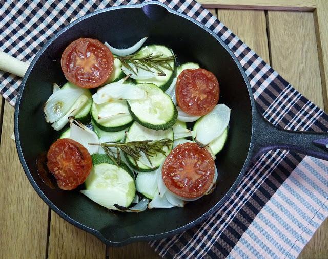 Verduras al horno en sartén de hierro