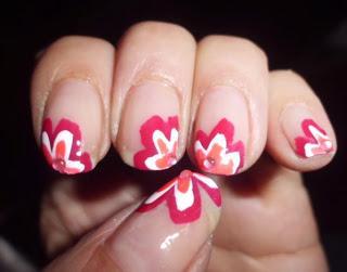 Manicura flores tricolor rosa.
