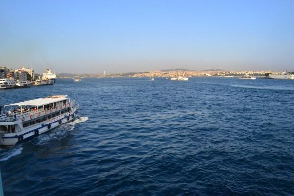 SeaBus por cruzar el Estrecho del Bósforo. Del otro lado, Asia