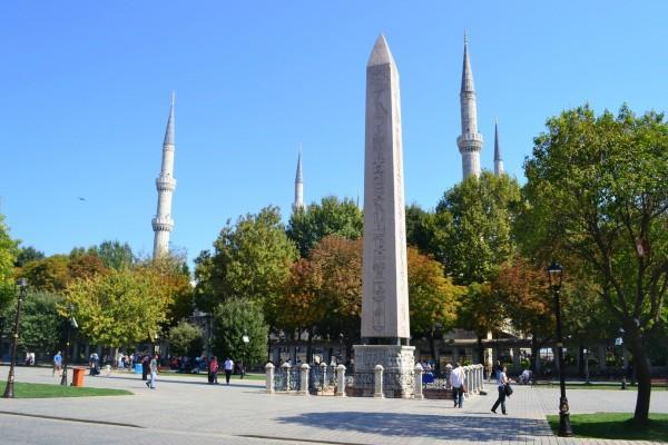 En el antiguo hipódromo romano, ahora se erige un obelisco egipcio de Tutmosis III