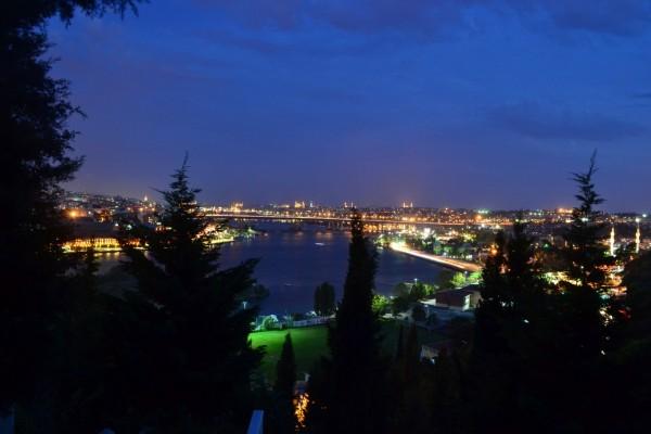 La preciosa vista de la ciudad desde la colina de la Mezquita de Eyup