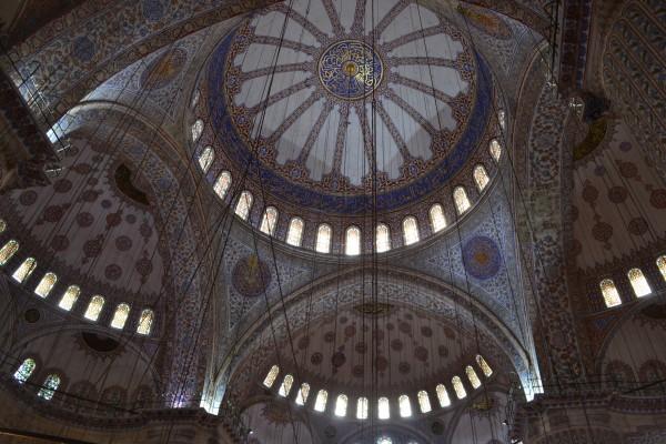 Interior de la Mezquita Azul. Los coloridos azulejos dan el apodo de la mezquita