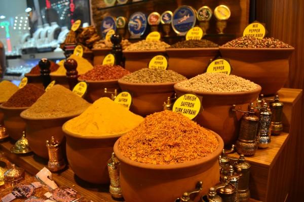 Especias de todo tipo y aroma en el colorido Spice Bazaar