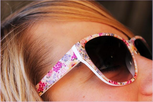 Look en coral y gafas Tous