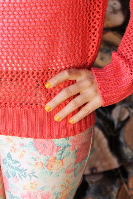 Look en coral y gafas Tous