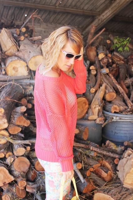 Look en coral y gafas Tous