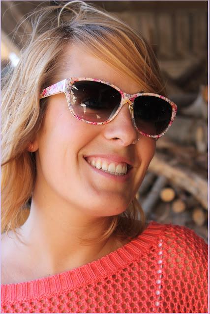 Look en coral y gafas Tous