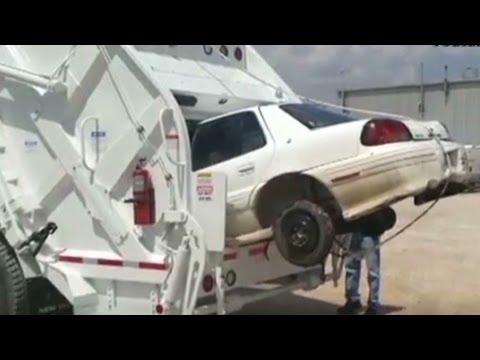 UN CAMIÓN DE BASURA SE TRAGA UN AUTO ENTERO