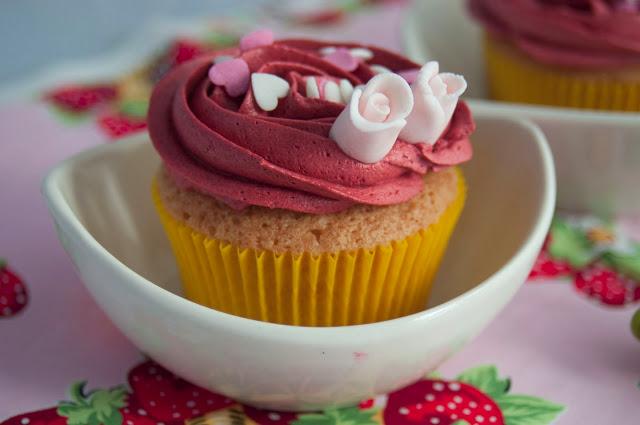 CUPCAKES DE COCO Y FRUTA DE LA PASIÓN CON DOS TIPOS DE CREMAS- FRAMBUESA Y CHOCOLATE