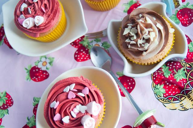 CUPCAKES DE COCO Y FRUTA DE LA PASIÓN CON DOS TIPOS DE CREMAS- FRAMBUESA Y CHOCOLATE
