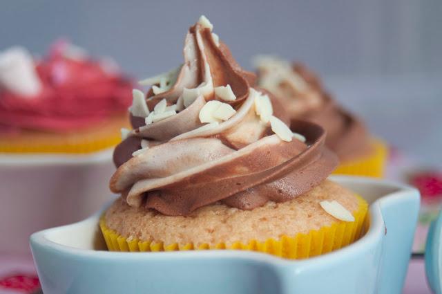 CUPCAKES DE COCO Y FRUTA DE LA PASIÓN CON DOS TIPOS DE CREMAS- FRAMBUESA Y CHOCOLATE