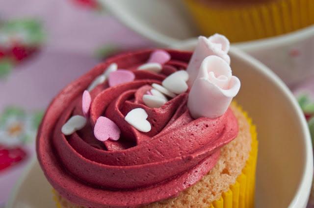 CUPCAKES DE COCO Y FRUTA DE LA PASIÓN CON DOS TIPOS DE CREMAS- FRAMBUESA Y CHOCOLATE