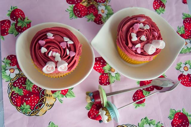 CUPCAKES DE COCO Y FRUTA DE LA PASIÓN CON DOS TIPOS DE CREMAS- FRAMBUESA Y CHOCOLATE