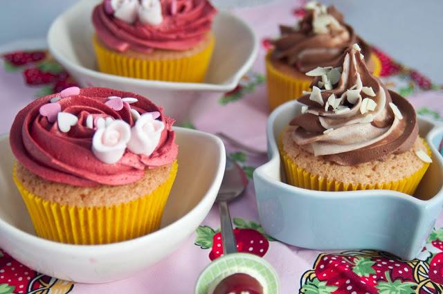 CUPCAKES DE COCO Y FRUTA DE LA PASIÓN CON DOS TIPOS DE CREMAS- FRAMBUESA Y CHOCOLATE