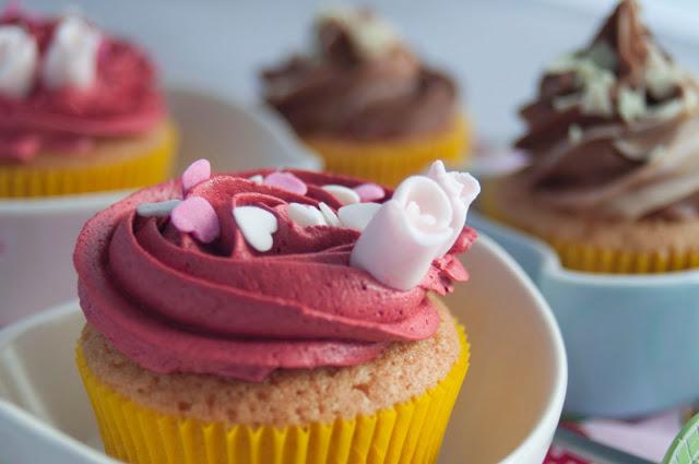 CUPCAKES DE COCO Y FRUTA DE LA PASIÓN CON DOS TIPOS DE CREMAS- FRAMBUESA Y CHOCOLATE