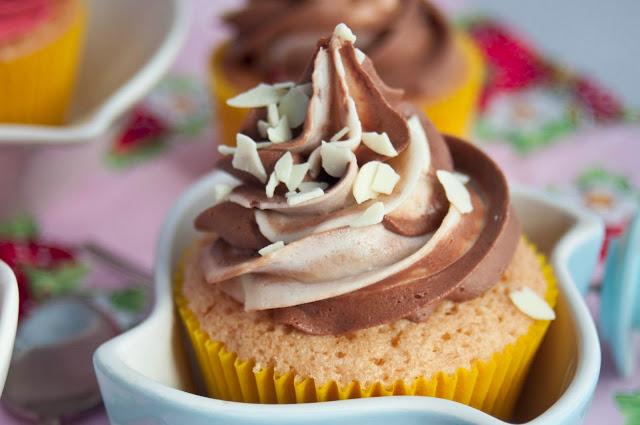 CUPCAKES DE COCO Y FRUTA DE LA PASIÓN CON DOS TIPOS DE CREMAS- FRAMBUESA Y CHOCOLATE