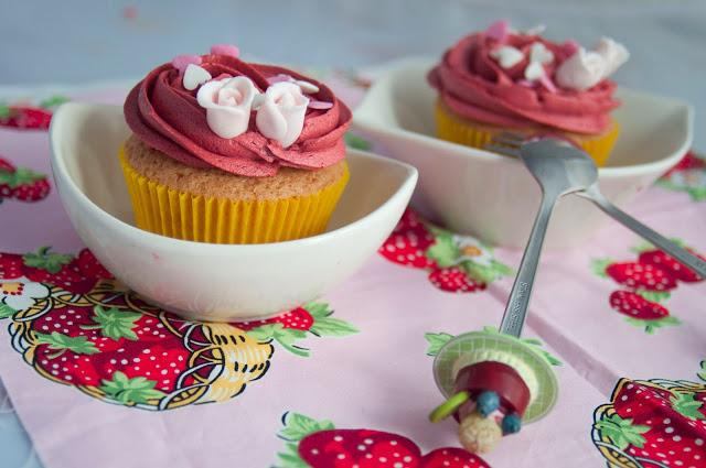 CUPCAKES DE COCO Y FRUTA DE LA PASIÓN CON DOS TIPOS DE CREMAS- FRAMBUESA Y CHOCOLATE