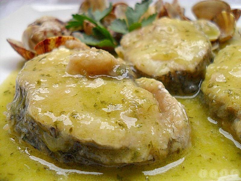 Merluza con almejas en salsa verde