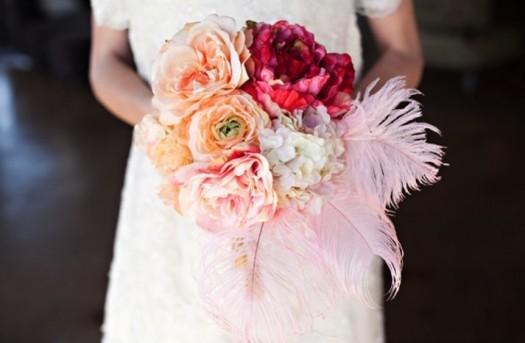 un buen ramo de novia con colores llamativos