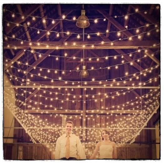 lucecitas blancas cubriendo el techo