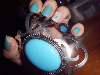 Brazalete con piedra azul.