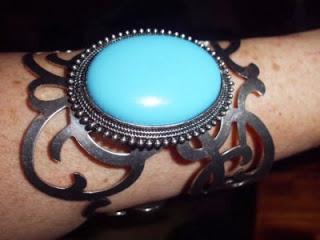 Brazalete con piedra azul.