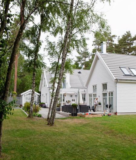 Una casa perfecta para vivir, trabajar e ir de vacaciones estilo nórdico decoración diseño escandinavo sueco diseño escandinavo nórdico decoración limpia ligera nordica decoración diseño interiores nórdico casas de campo blancas madera casa perfecta para vivir y trabajar casa en el bosque decoración blog decoración nórdica