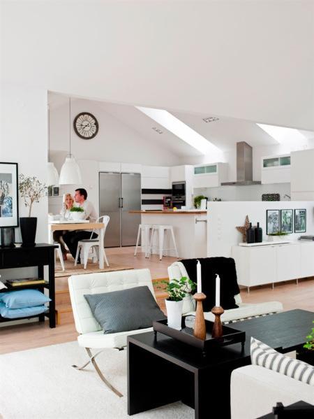 Una casa perfecta para vivir, trabajar e ir de vacaciones estilo nórdico decoración diseño escandinavo sueco diseño escandinavo nórdico decoración limpia ligera nordica decoración diseño interiores nórdico casas de campo blancas madera casa perfecta para vivir y trabajar casa en el bosque decoración blog decoración nórdica