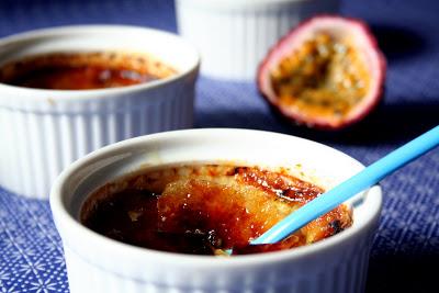 Crème brûlée con fruta de la pasión