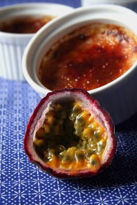 Crème brûlée con fruta de la pasión