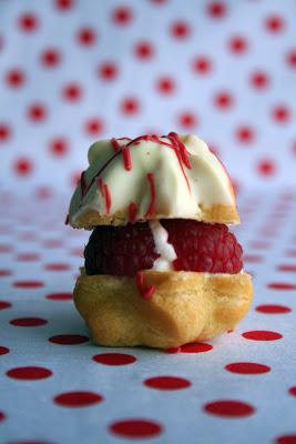 Profiteroles de chocolate blanco y frambuesas