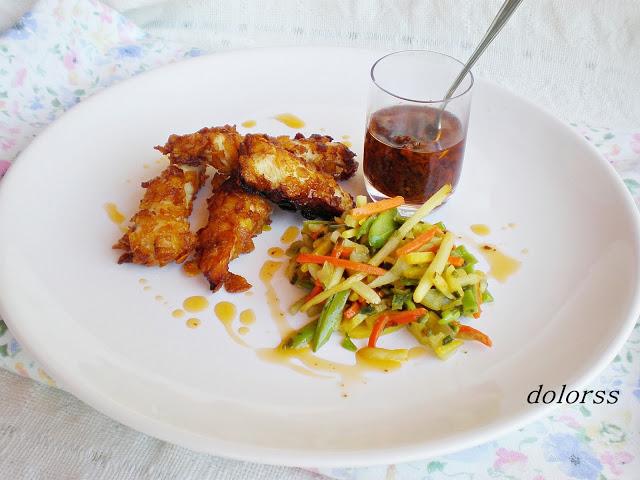 Pollo crujiente con salteado de verduras y salsa de tomates secos