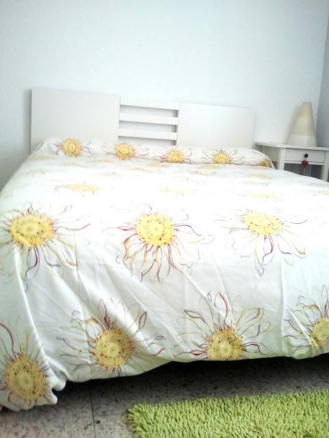 Ikea-Hack: Un cabecero con dos mesas lack