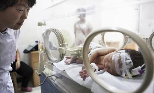 LA MADRE DEL BEBÉ QUE SE ENCONTRÓ EN UNA TUBERÍA DICE QUE SE LE ESCURRIÓ