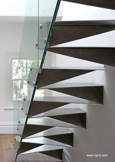 Escalera de metal plegado con perfil moderno